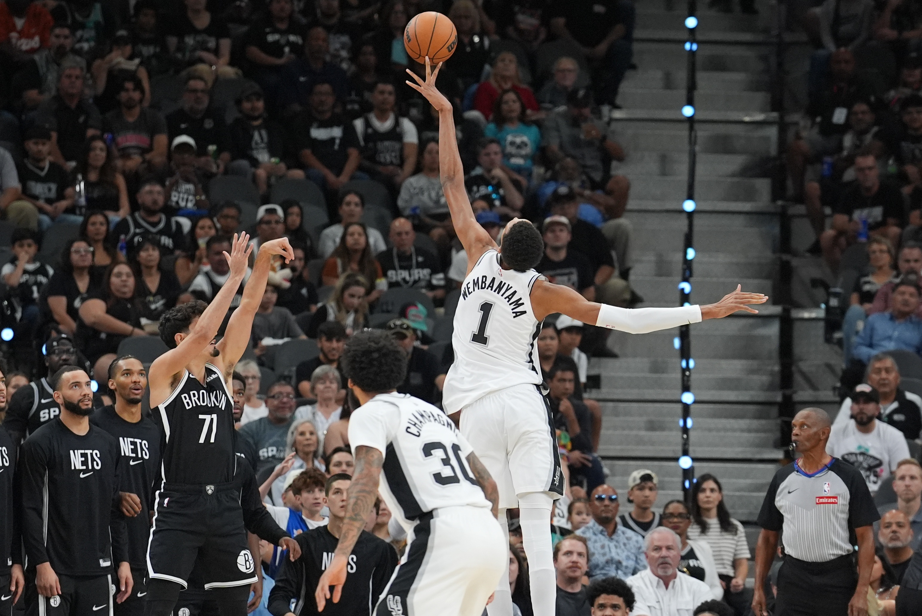 开云线上入口-本赛季至今马刺球员正负值榜：尚帕尼+257第1 文班第2 瓦塞尔第3